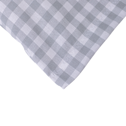 Baumwoll Zirbenkissen grau/weiß großkariert mit versch. Herz-Motiven - 30x20 cm