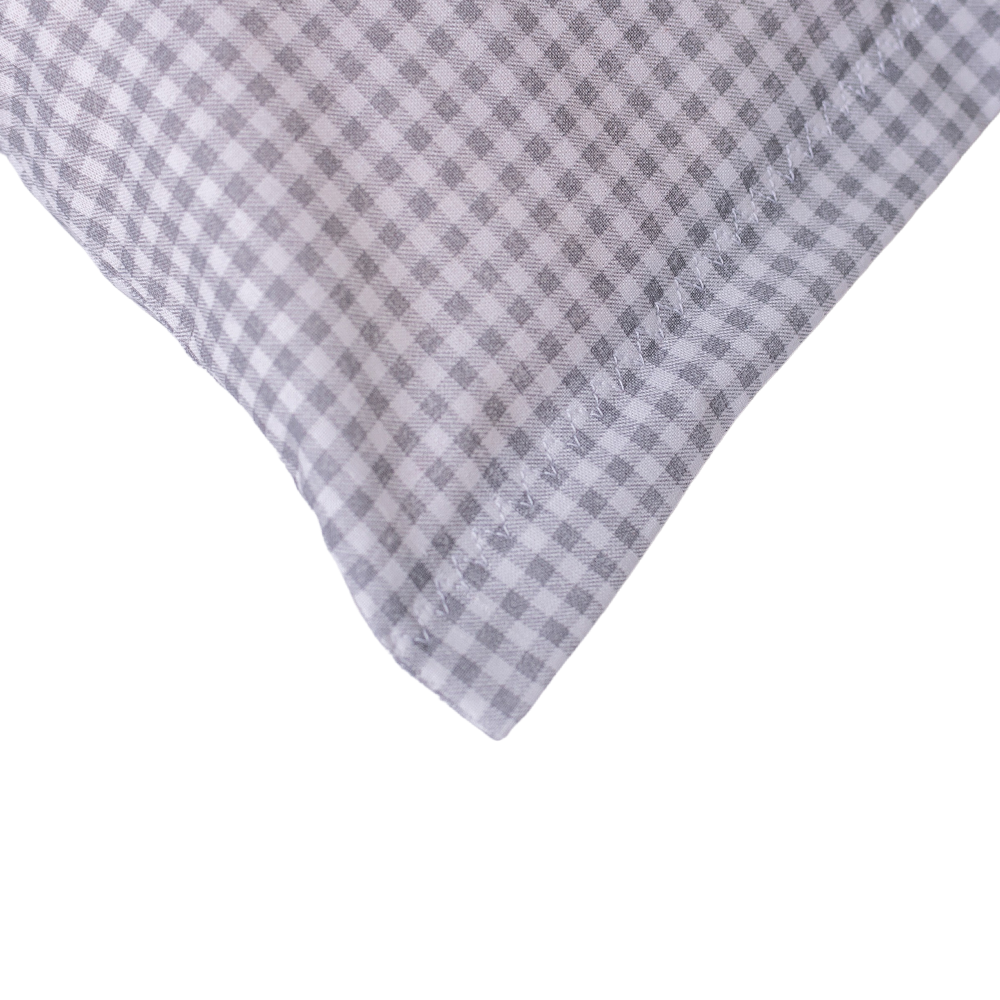 Baumwoll Zirbenkissen grau/weiß kleinkariert mit versch. Herz-Motiven - 30x20 cm